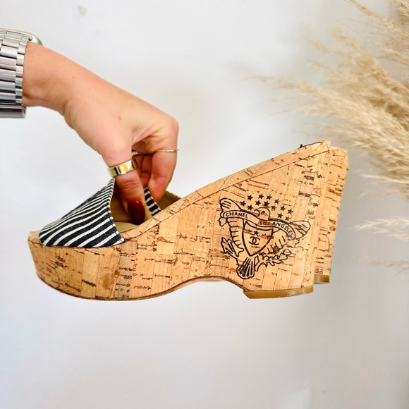 CHANEL Black White Stripe Canvas CC Logo Tan Beige Cork Wedge Sandal Slides 37.5 - Picture 13 of 16